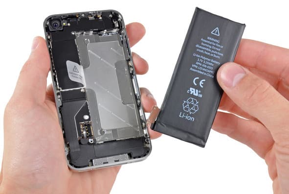 iPhone с вытащенной батареей